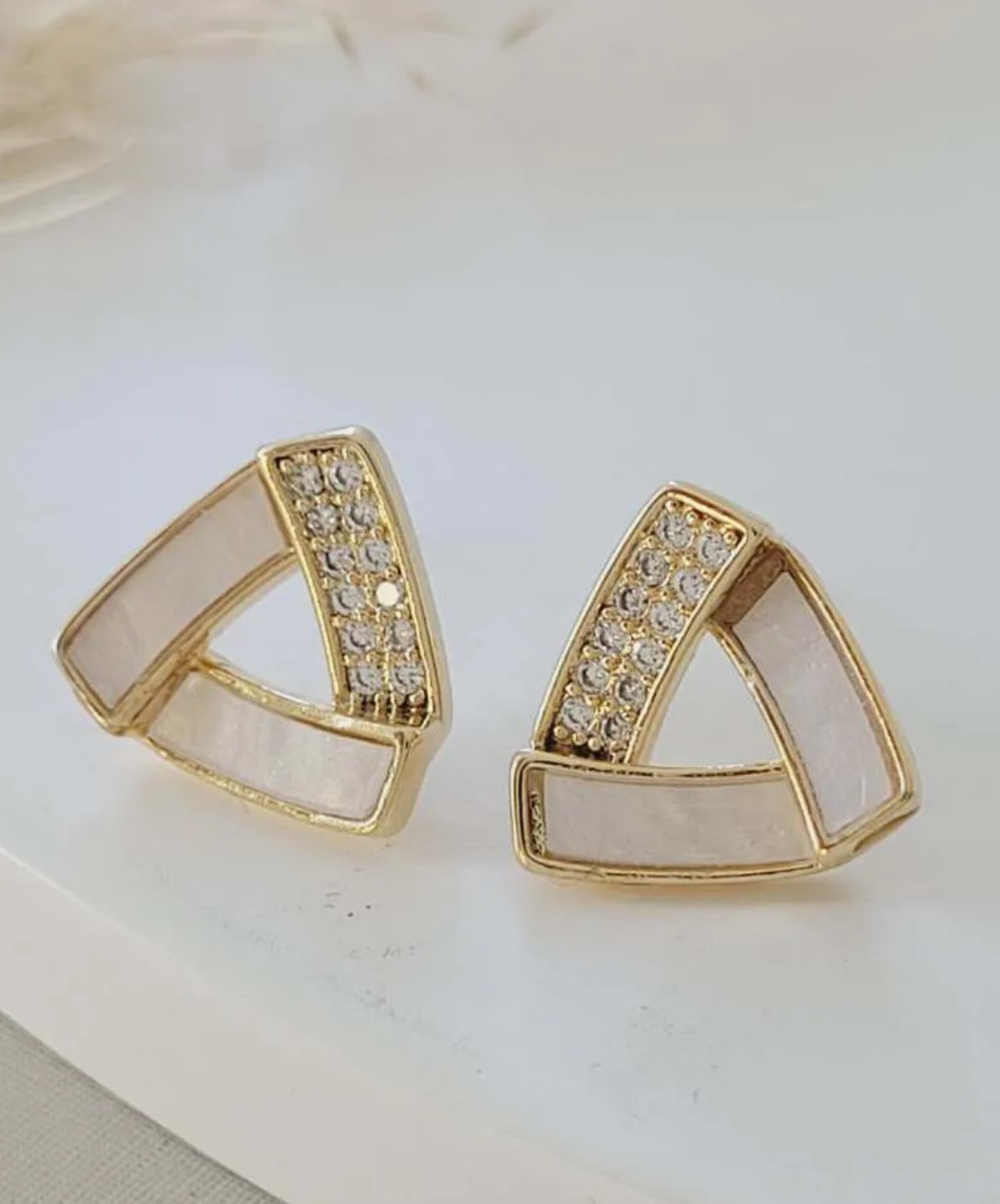 Brinco Triângulo Marmorizado no Banho de Ouro 18k