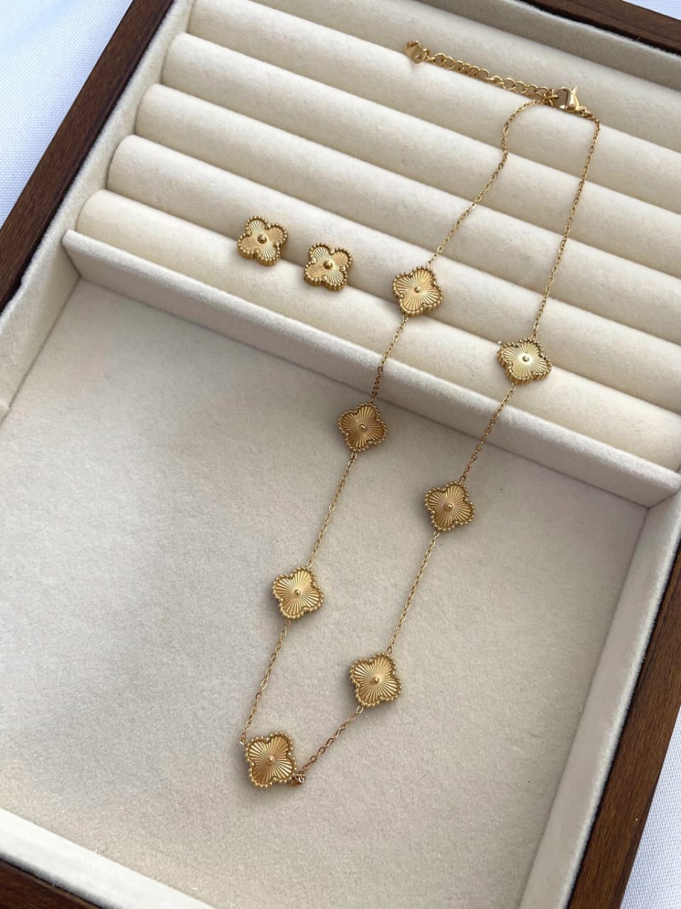 Conjunto Colar e Brinco Trevo Alhambra - Textura Guilloché em Banho de Ouro 18k