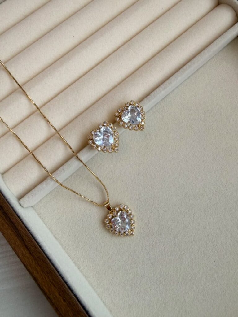 Conjunto Colar e Brinco Coração Majestoso Banhado a Ouro 18k