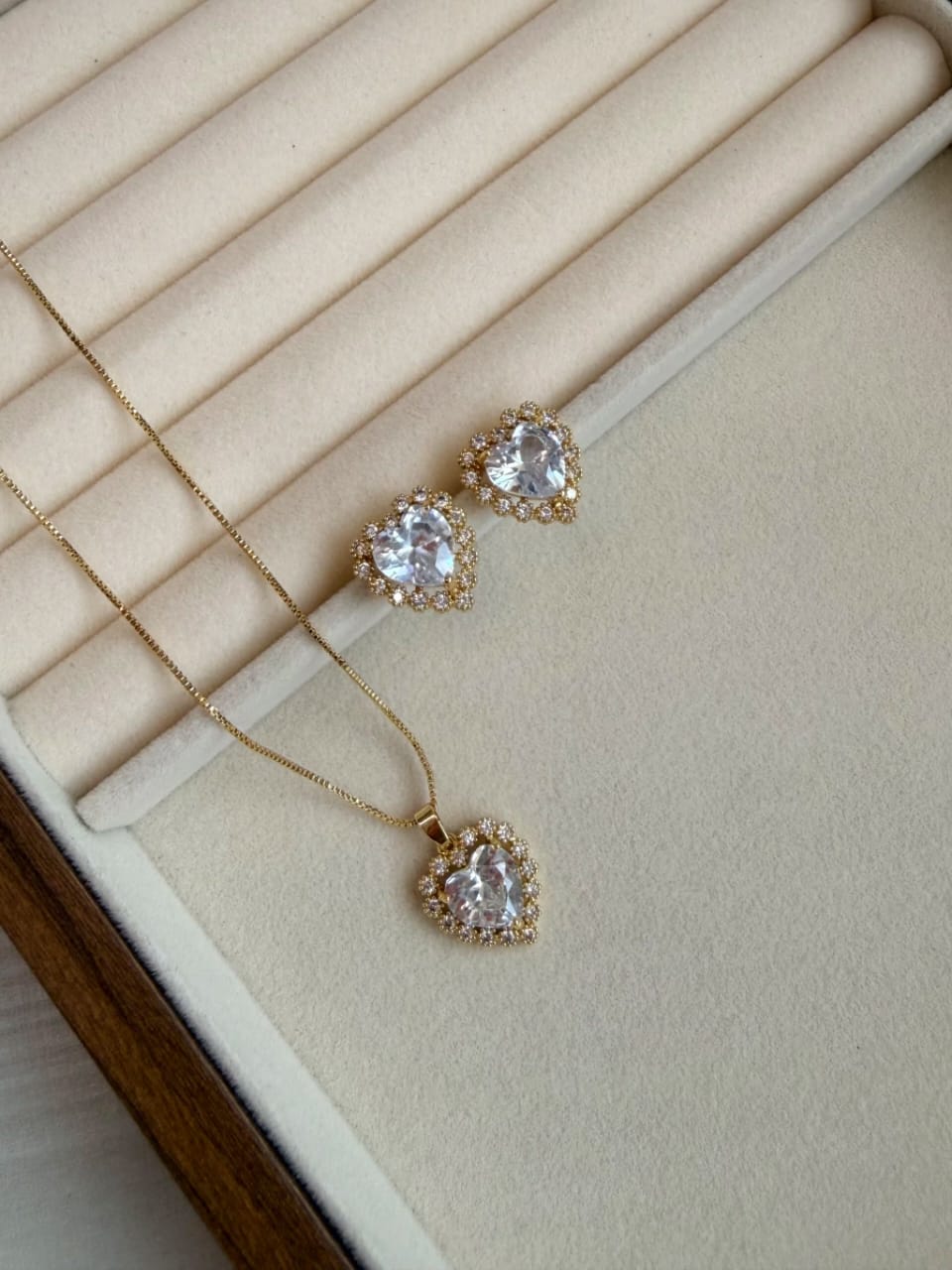 Conjunto Colar e Brinco Coração Majestoso Banhado a Ouro 18k