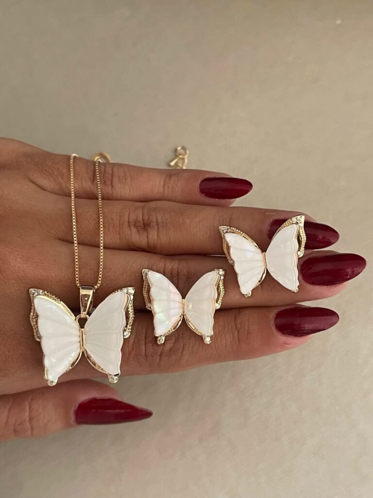 Conjunto Colar e Brincos Borboletas em Madrepérola Acetinada Banhado a Ouro 18k