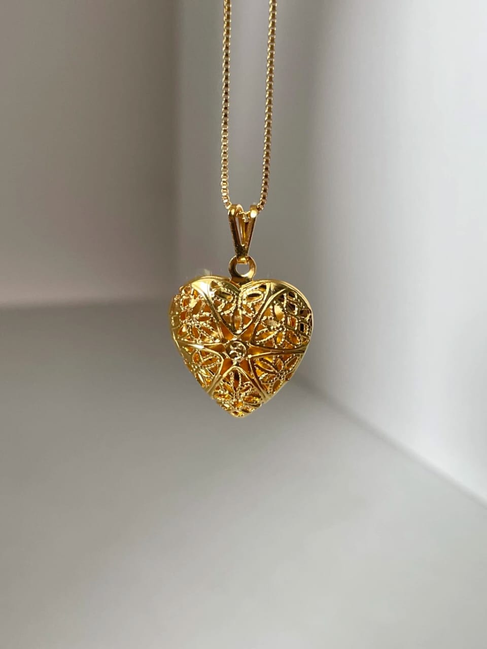 Colar Relicário Coração Vazado Banhado a Ouro 18k